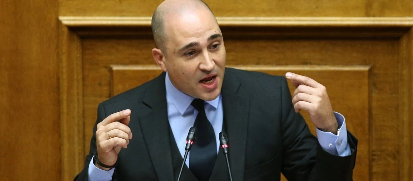 Κ.Μπογδάνος: Πήρε κιθάρα και τραγούδησε «Δεν θα περάσει ο φασισμός» (βίντεο)